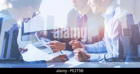 La gente di affari lavorando sul piano di marketing insieme in un ufficio moderno, il lavoro di squadra, doppia esposizione banner Foto Stock