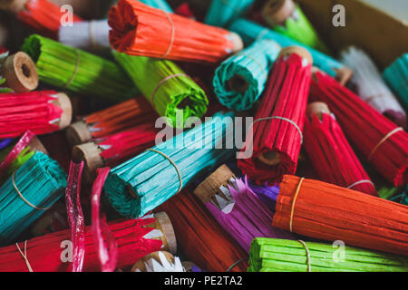 I tradizionali colorati di carta artigianale ombrelloni multicolori in thai shop per la vendita, artigianato in Thailandia, Chiangmai, rotoli di differenti colori, rosso, c Foto Stock