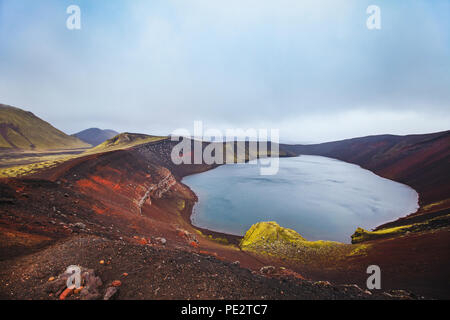 Paesaggio lunare con cratere rosso in Islanda, Ljotipollur Lago in montagne vulcaniche di Landmannalaugar, bella scenic natura delle Highlands Foto Stock