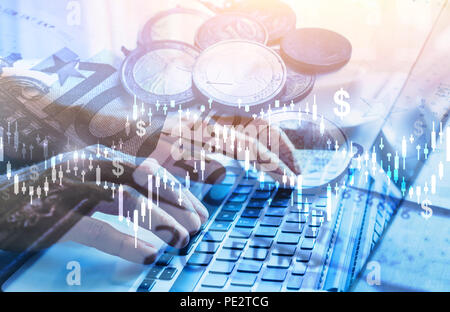 Investimento doppia esposizione concetto, grafici finanziari per business analytics, dollar denaro e mani digitando su computer, sfondo blu Foto Stock