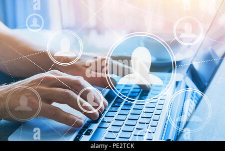 HR, risorse umane concetto, rete sociale con azienda persone icone, comunità online, mani digitando sulla tastiera del computer Foto Stock