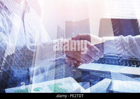 Il concetto di collaborazione, business meeting doppia esposizione, closeup di handshake in background per ufficio Foto Stock