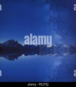 Bellissimo paesaggio ispiratore, notte di stelle e la via lattea su Alpi outdoor con la riflessione e copyspace, sullo sfondo della natura Foto Stock