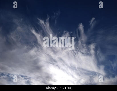 White spindrift nuvole sul cielo blu su soleggiate giornate estive, sfondo Foto Stock