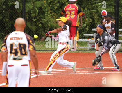 Stati Uniti Marine Corps Cpl. Vanessa Crump, un bricco per gli Stati Uniti Marine Corps donna softball team, colpisce una palla durante il 2015 le Forze Armate Softball campionato al intramurali softball sul campo di Camp Lejeune, N.C., Sett. 22, 2015. 160 atleti che rappresentano gli Stati Uniti Esercito, Marine Corps, Marina e Air Force hanno gareggiato durante un giro del torneo di softball ospitato da Marine Corps servizi comunitari. (U.S. Marine Corps foto di Cpl. Allison DeVries, MCIEAST-MCB CAMLEJ Combattere la telecamera/rilasciato) Foto Stock