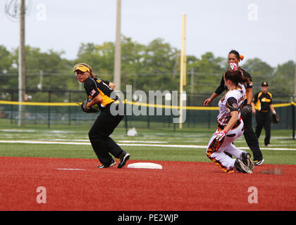 Un membro dell'U.S. Marine Corps donna softball team scorre sulla seconda base mentre la concorrenza nei confronti di Stati Uniti Esercito donna softball team durante il 2015 le Forze Armate Softball campionato al intramurali softball sul campo di Camp Lejeune, N.C., Sett. 22, 2015. 160 atleti che rappresentano gli Stati Uniti Esercito, Marine Corps, Marina e Air Force hanno gareggiato durante un giro del torneo di softball ospitato da Marine Corps servizi comunitari. (U.S. Marine Corps foto di Cpl. Carolyn P. Pichardo, MCIEAST-MCB CAMLEJ Combattere la telecamera/rilasciato) Foto Stock