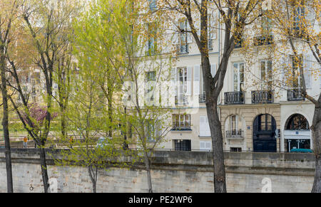 Vista di edifici lungo le rive del Fiume Senna, Isola De La Cite, durante la primavera di Parigi, Francia. Foto Stock