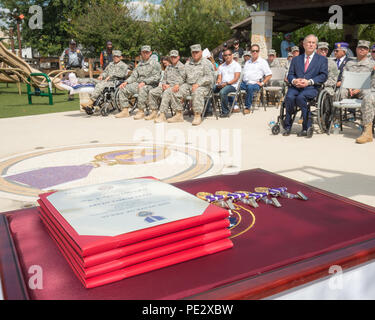 Texas Gov. Greg Abbott e Texas guardie nazionali a un Texas cuore viola cerimonia di premiazione che si terrà a Fort Sam Houston a San Antonio, Sett. 24, 2015. Le guardie sono state distribuite con il primo squadrone, 112reggimento di cavalleria, che è stato parte della forza multinazionale e osservatori (MFO) missione in Egitto, quando essi hanno ricevuto le loro ferite. (U.S. Esercito nazionale Guard foto di Sgt. 1. Classe Malcolm McClendon) Foto Stock