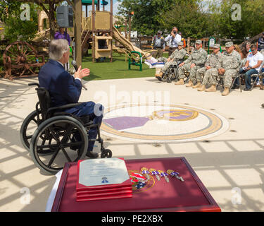 Texas Gov. Greg Abbott parla di quattro Texas cuore viola destinatari alla cerimonia di premiazione che si terrà a Fort Sam Houston a San Antonio, Sett. 24, 2015. Il Texas guardie nazionali sono state distribuite con il primo squadrone, 112reggimento di cavalleria, che è stato parte della forza multinazionale e osservatori (MFO) missione in Egitto, quando essi hanno ricevuto le loro ferite. (U.S. Esercito nazionale Guard foto di Sgt. 1. Classe Malcolm McClendon) Foto Stock