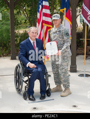 Texas Gov. Greg Abbott awards il Texas cuore viola a Sgt. Michael Cantu, con una cerimonia tenutasi a Fort Sam Houston a San Antonio, Sett. 24, 2015. Cantu e altri tre Texas guardie nazionali sono state distribuite con il primo squadrone, 112reggimento di cavalleria, che è stato parte della forza multinazionale e osservatori (MFO) missione in Egitto, quando essi hanno ricevuto le loro ferite. (U.S. Esercito nazionale Guard foto di Sgt. 1. Classe Malcolm McClendon) Foto Stock