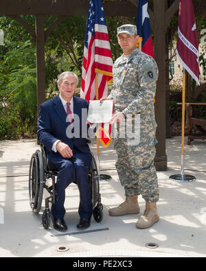 Texas Gov. Greg Abbott awards il Texas cuore viola a Spc. James Burkett, con una cerimonia tenutasi a Fort Sam Houston a San Antonio, Sett. 24, 2015. Burkett e altri tre Texas guardie nazionali sono state distribuite con il primo squadrone, 112reggimento di cavalleria, che è stato parte della forza multinazionale e osservatori (MFO) missione in Egitto, quando essi hanno ricevuto le loro ferite. (U.S. Esercito nazionale Guard foto di Sgt. 1. Classe Malcolm McClendon) Foto Stock