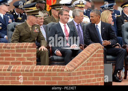 Il Segretario della Difesa Ash Carter condivide un sorriso con il presidente degli Stati Uniti durante la modifica della cerimonia di responsabilità tra il Presidente uscente del Comune di capi di Stato Maggiore dell Esercito gen. Martin E. Dempsey e Marine gen. Joseph F. Dunford Jr, il nuovo presidente del campo Summerall, Base comune Myer-Henderson Hall, Arlington, Virginia, Sett. 25, 2015. (DoD foto di U.S. Army Sgt. 1. Classe Clydell Kinchen/rilasciato) Foto Stock