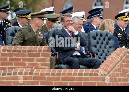 Il Segretario della Difesa Ash Carter condivide un sorriso con Marine gen. Joseph F. Dunford Jr., il nuovo presidente durante il cambiamento di cerimonia di responsabilità tra il Presidente uscente del Comune di capi di Stato Maggiore dell Esercito gen. Martin E. Dempsey e Dunford Summerall al Campo Base comune Myer-Henderson Hall, Arlington, Virginia, Sett. 25, 2015. (DoD foto di U.S. Army Sgt. 1. Classe Clydell Kinchen) (rilasciato) Foto Stock