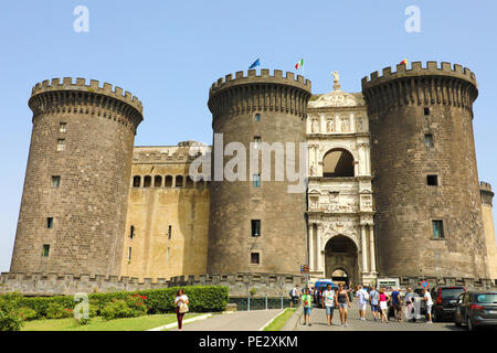 Napoli, Italia - 5 Luglio 2018: Castello Maschio Angioino a Napoli durante una giornata di sole con i turisti, Napoli, Italia Foto Stock