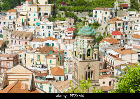 Splendida vista della città di Amalfi dal di sopra con la alta antica torre campanaria chiesa, Costiera Amalfitana, Italia Foto Stock