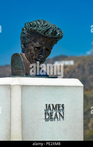 Busto di James Dean con Hollywood Sign in background all'Osservatorio Griffith in Griffith Park di Los Angeles Foto Stock