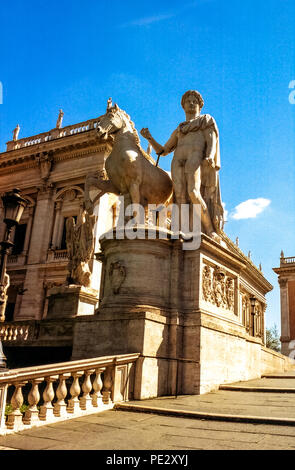 Statua di Castor al Cordonata scale sul Campidoglio, Roma Italia Foto Stock