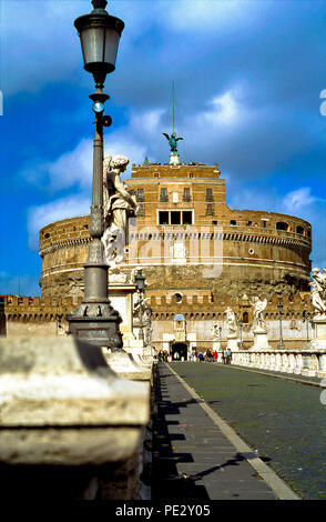 Il ponte di San Angelo attraverso il fiume Tevere a Roma con il Csatel Sant'Angelo Foto Stock