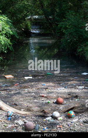 L'inquinamento del fiume si è raccolto vicino ad una grata di inquinamento, il fiume Brent, vicino al serbatoio di Brent, conosciuto anche come serbatoio di arpa gallese, Brent, Londra, Regno Unito Foto Stock