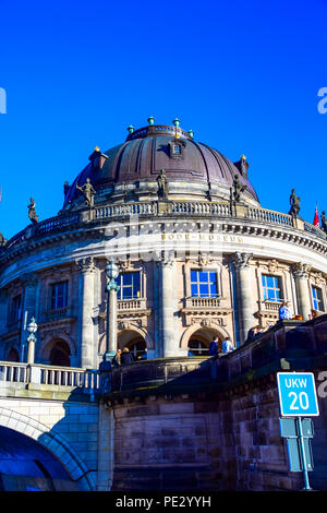 Il Bode Museum Il Museo Island come si vede dal Fiume Sprea a Berlino, Germania Foto Stock