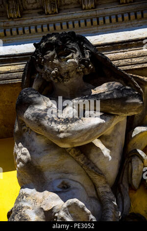 Facciata e i dettagli del Barocco Palazzo di Sans Souci, costruito per volere di Federico il Grande di Prussia a Potsdam, Germania Foto Stock