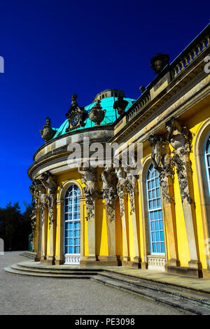 Facciata e i dettagli del Barocco Palazzo di Sans Souci, costruito per volere di Federico il Grande di Prussia a Potsdam, Germania Foto Stock