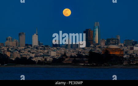 Panorama del sorgere della luna rosa sopra San Francisco Downtown landmarks visto dalla Marina del Distretto di San Francisco, California, Stati Uniti d'America Foto Stock