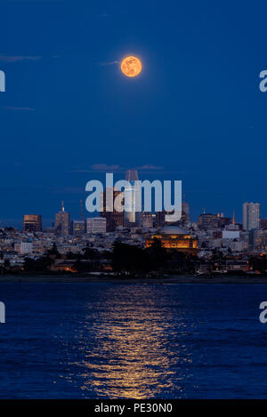 Ore del sorgere rosa sopra San Francisco Downtown landmarks visto dalla Marina del Distretto di San Francisco, California, Stati Uniti d'America Foto Stock