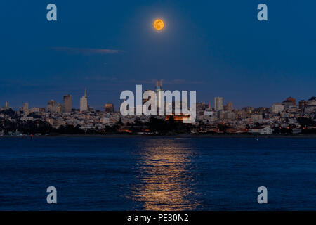 Panorama del sorgere della luna rosa sopra San Francisco Downtown landmarks visto dalla Marina del Distretto di San Francisco, California, Stati Uniti d'America Foto Stock