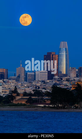 Ore del sorgere rosa sopra San Francisco Downtown landmarks visto dalla Marina del Distretto di San Francisco, California, Stati Uniti d'America Foto Stock