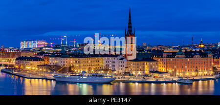 Stoccolma, Svezia - 24 Ottobre 2017: vista panoramica sul lago Malaren al tramonto su tradizionali edifici in stile gotico nella città vecchia, Gamla Stan e Ridda Foto Stock