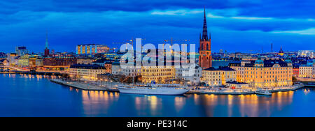 Stoccolma, Svezia - 24 Ottobre 2017: vista panoramica sul lago Malaren al tramonto su tradizionali edifici in stile gotico nella città vecchia, Gamla Stan e Ridda Foto Stock