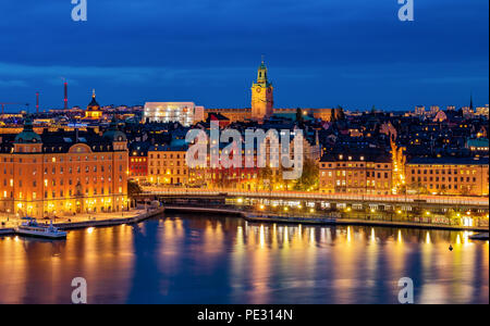 Stoccolma, Svezia - 24 Ottobre 2017: Tramonto vista panoramica sul lago Malaren sul Storkyrkan o la Cattedrale di Stoccolma e tradizionale edificio gotico Foto Stock