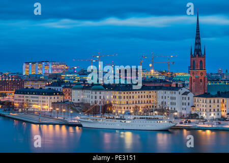 Stoccolma, Svezia - 24 Ottobre 2017: vista al tramonto sul Lago Malaren su tradizionali edifici in stile gotico nella città vecchia, Gamla Stan e chiesa di Riddarholmen, Foto Stock