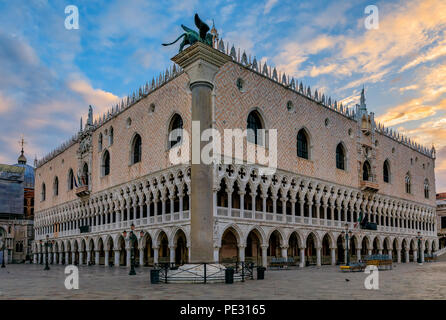 Vista del Palazzo Ducale e San Marco colonna (la colonna del Leone di San Marco (San Marco) quadrato lungo il Canal Grande a Venezia, Italia a Foto Stock
