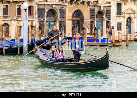 Venezia, Italia - 23 Settembre 2017: gondolieri in tradizionale stripped shirt canottaggio un traghetto, alternativa più economica a una gondola, con passeggeri cro Foto Stock