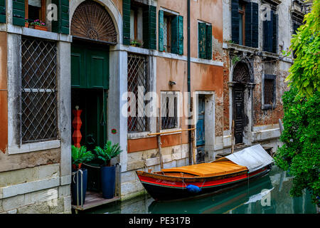 Venezia, Italia - 24 Settembre 2017: parcheggiata in barca lungo le pittoresche facciate di edifici su uno dei canali Foto Stock