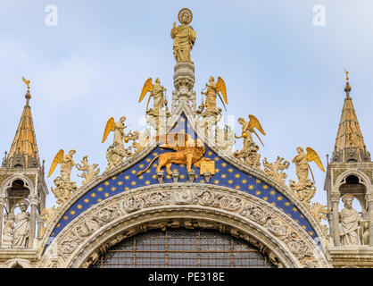 Dettagli ornati della facciata di San Marco la Basilica di San Marco (San Marco) Square, la piazza principale di Venezia, Italia Foto Stock