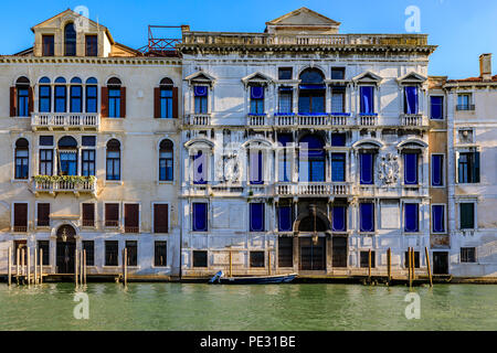 Venezia, Italia - 24 Settembre 2017: pittoresche facciate in architettura gotica veneziana style lungo il Canal Grande Foto Stock
