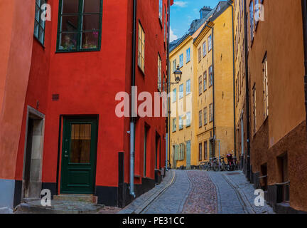 Vicoli medievali, le strade acciottolate e architettura arcaico nel cuore della città vecchia, Gamla Stan a Stoccolma, Svezia Foto Stock