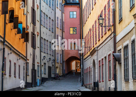 Vicoli medievali, le strade acciottolate e architettura arcaico nel cuore della città vecchia, Gamla Stan inStockholm, Svezia Foto Stock