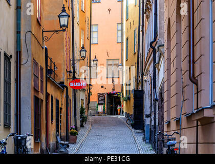 Stoccolma, Svezia - 7 Settembre 2017: vicoli medievali, le strade acciottolate e architettura arcaico nel cuore della città vecchia, Gamla Stan Foto Stock