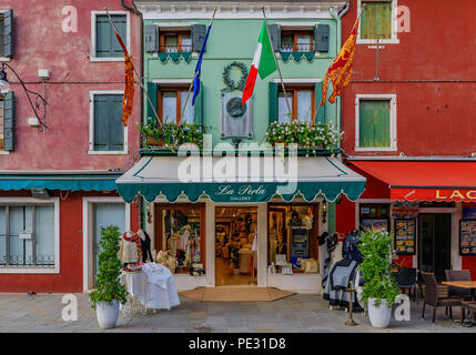 Burano, Italia - 25 Settembre 2017: il famoso negozio di pizzo, La Perla in un luminoso e colorato casa in isola di Burano vicino a Venezia Italia, che è noto per l Foto Stock