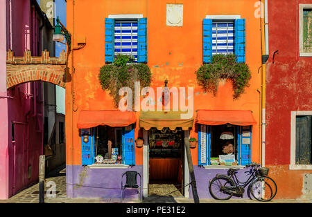 Burano, Italia - 25 Settembre 2017: Store in un luminoso e colorato pittoresca casa con una bicicletta di fronte a Isola di Burano vicino a Venezia Italia, whic Foto Stock