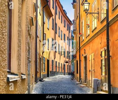 Vicoli medievali, le strade acciottolate e architettura arcaico nel cuore della città vecchia, Gamla Stan a Stoccolma Foto Stock