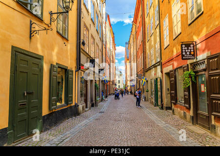 Stoccolma, Svezia - Agosto 14, 2017: i turisti a piedi nei vicoli medievali, lungo le strade di ciottoli e architettura arcaico nel cuore dell'o Foto Stock
