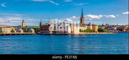 Stoccolma, Svezia - Agosto 17, 2017: vista panoramica sul lago Malaren su tradizionali edifici in stile gotico nella città vecchia, Gamla Stan e Riddarholmen Foto Stock