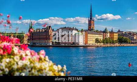 Stoccolma, Svezia - Agosto 17, 2017: vista panoramica sul lago Malaren su tradizionali edifici in stile gotico nella città vecchia, Gamla Stan e Riddarholme Foto Stock