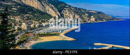 Panoraminc vista sul porto e la baia della città vecchia di Mentone sulla Costa Azzurra o Cote d'Azur Foto Stock