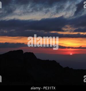 Montare Sigriswiler Rothorn. Vista al tramonto dal Monte Niederhorn, Svizzera. Cielo drammatico. Foto Stock